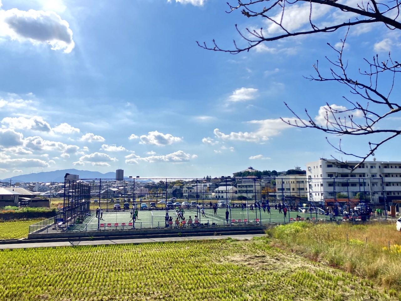 JR赤間駅からほど近いフットサルコートで第12回くりえいとカップがキックオフ