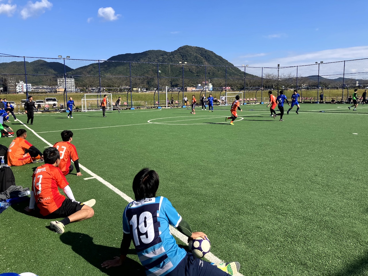 予選Kamiya-Zvs遠信蹴球部-仲間のプレーに声を送ったり相手の動きを共有したりとベンチからも一体感のある戦いが続きます