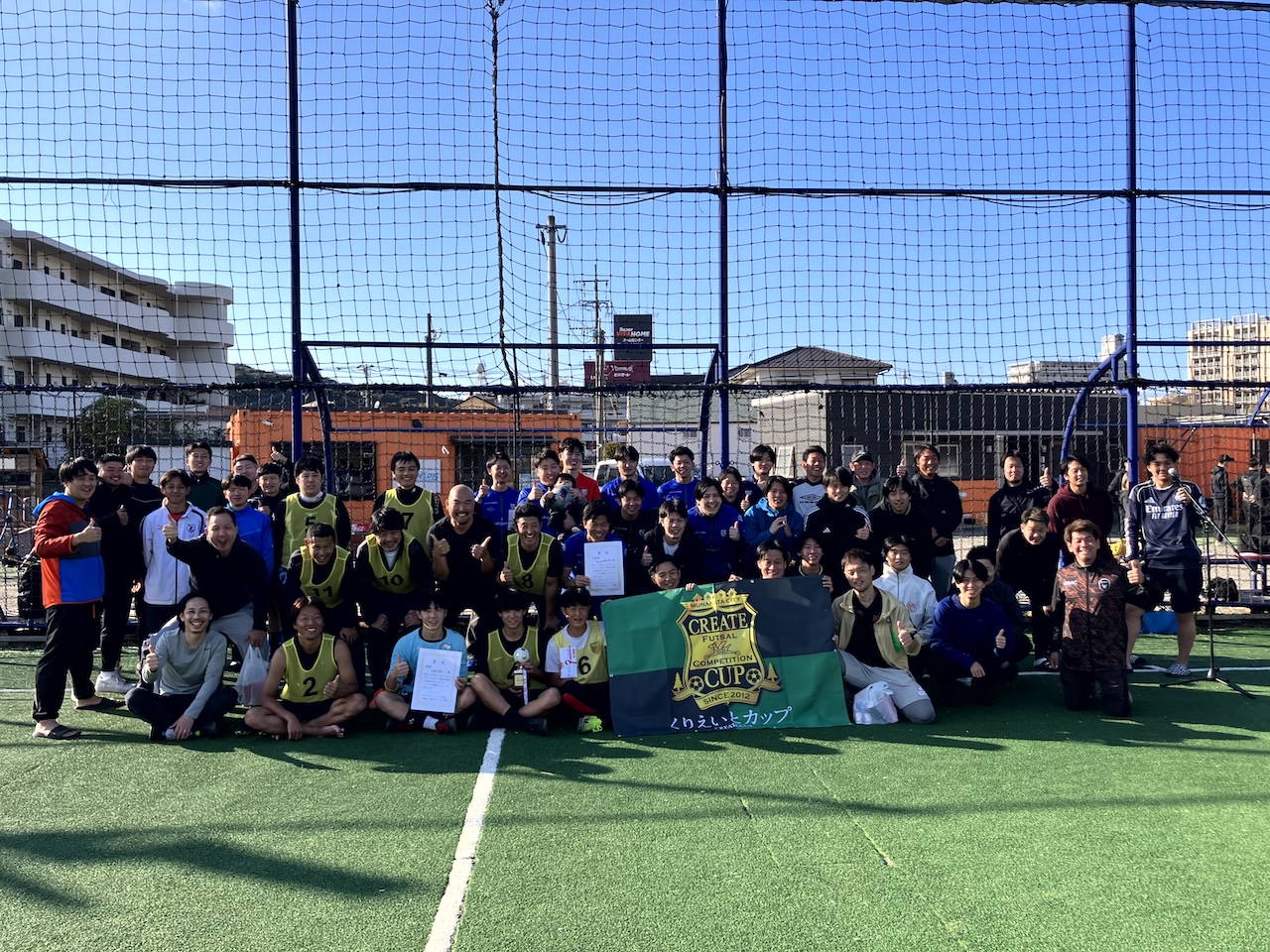入賞チームが一堂に集まり-くりえいとカップらしい温かい集合写真に-勝ち負けを越えて-地域でフットサルを楽しむ仲間として肩を並べる姿が-この大会の魅力そのものです