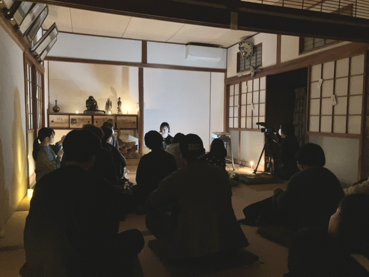 薄暗い古民家の座敷で、語り手の怪談を囲んで参加者が静かに耳を傾けるTHE KAIDAN 第2夜の会場風景