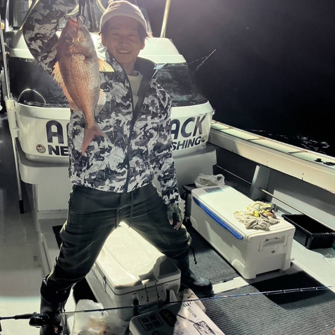 宗像市の海で釣りを楽しむ不動産会社スタッフ。地域に根ざした働き方と自然のある暮らしを体現する株式会社くりえいとの日常