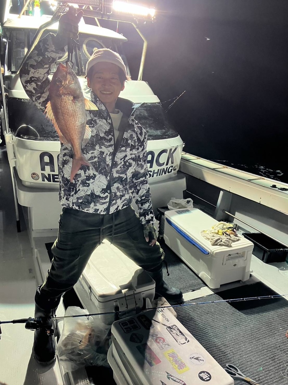 宗像市の海で釣りを楽しむ不動産会社スタッフ。地域に根ざした働き方と自然のある暮らしを体現する株式会社くりえいとの日常