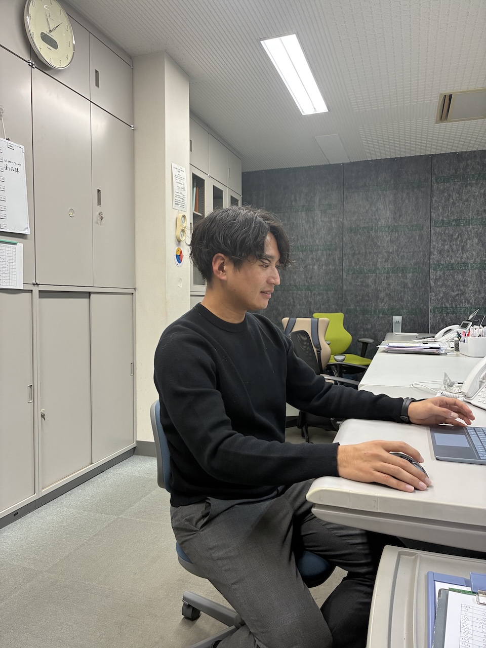 宗像市の不動産・まちづくり会社で企画業務に取り組む社員。株式会社くりえいとが進める地域密着型の不動産・まちづくりの仕事風景