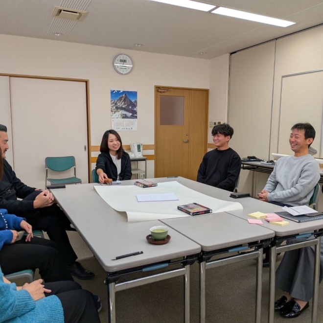 くりえいと One Day Meeting の開始前、和やかな雰囲気で談笑する社員たちの様子