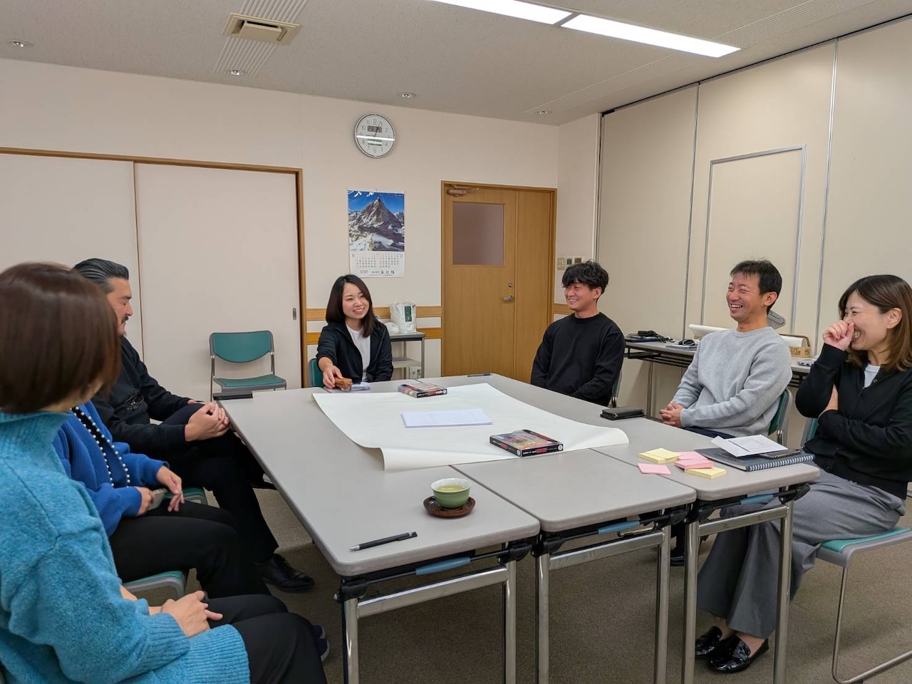 くりえいと One Day Meeting の開始前、和やかな雰囲気で談笑する社員たちの様子