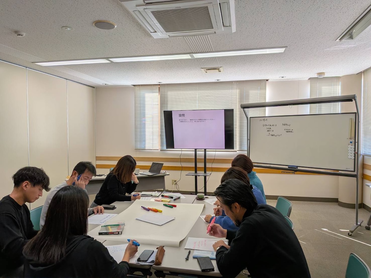 One Day Meeting で社員それぞれがタスク管理について個人ワークに取り組んでいる様子