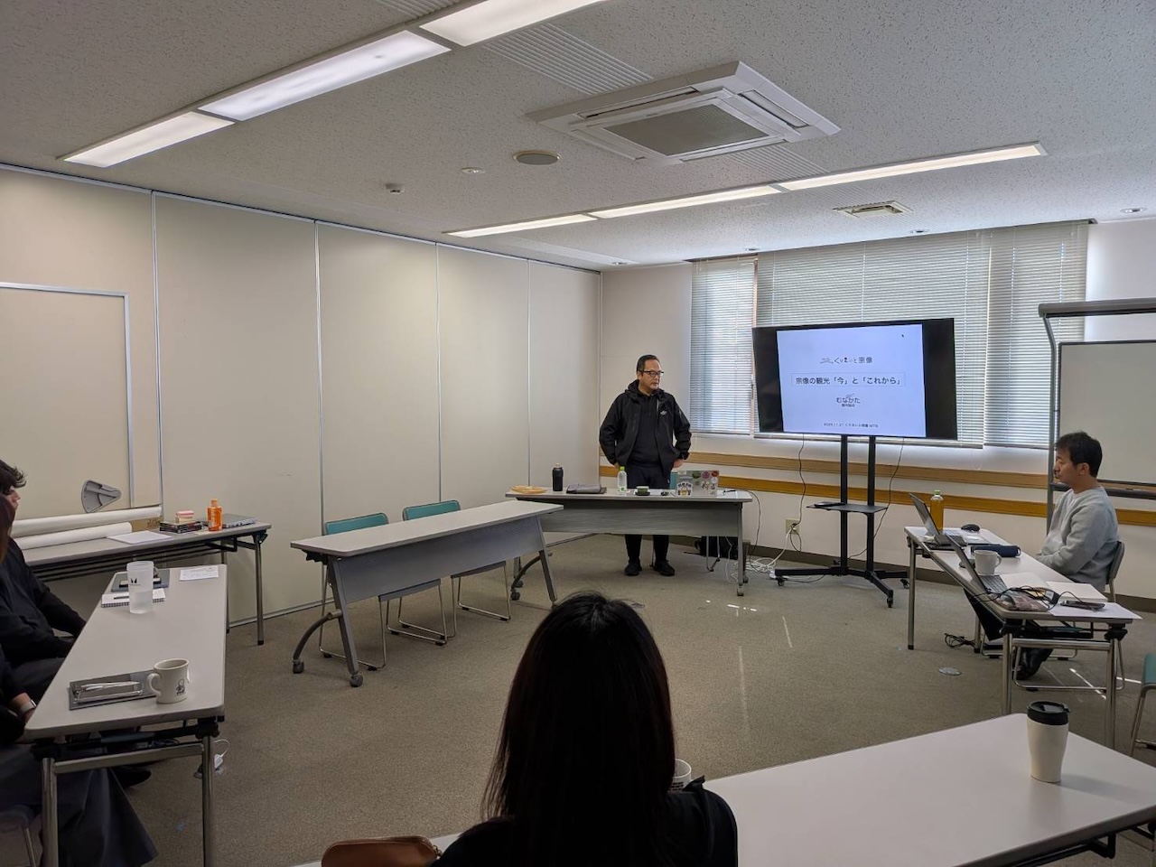 ゲスト講師を招き、宗像の観光の未来について学ぶ One Day Meeting の講義風景