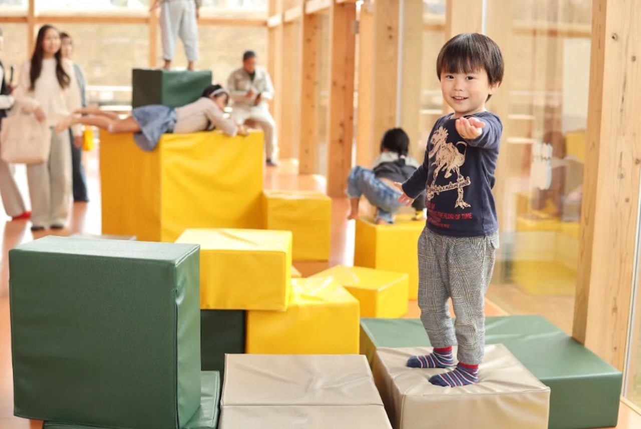 福岡県宗像市の全天候型こども広場「Mu-Mo」で遊ぶ子どもたちの様子
