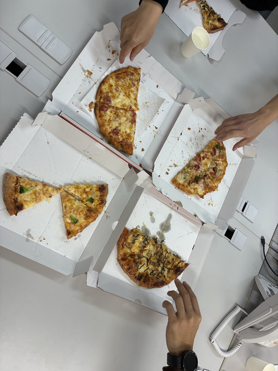 大掃除後にスタッフ全員で囲んだランチタイムのピザ