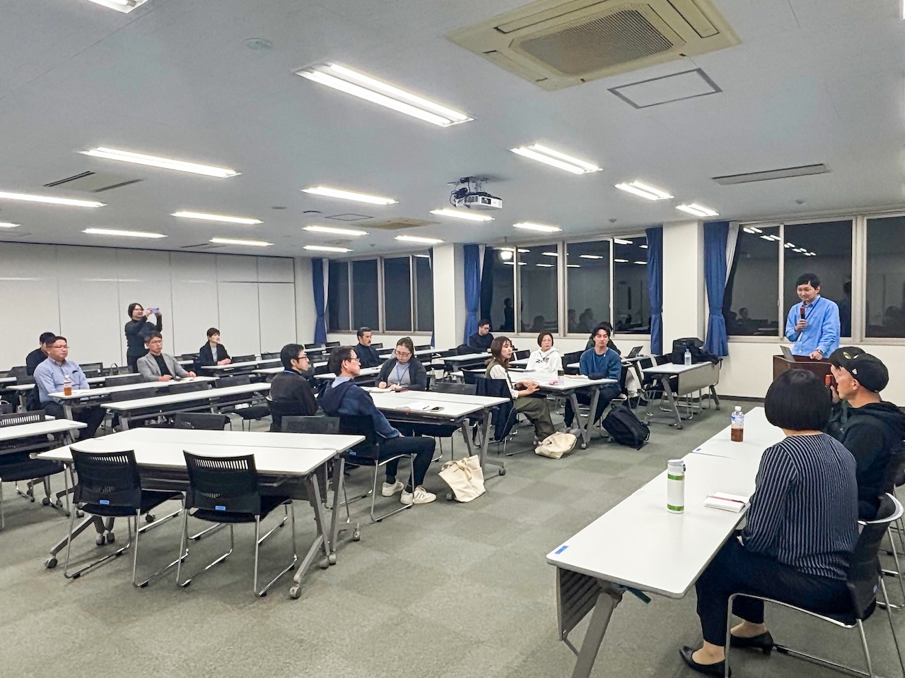 宗像市起業家育成プログラムの会場で、参加者とゲストが意見交換を行うトークセッションの様子