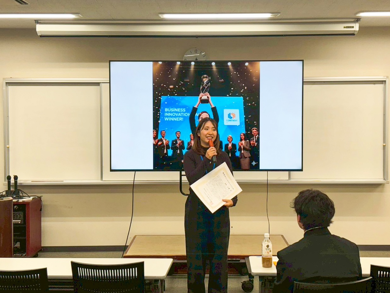 優勝後、阿部さんが参加者や関係者に向けて喜びと抱負を語るスピーチを行っている様子