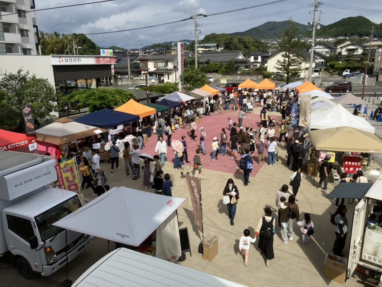 赤間駅前広場で開催されたラホヤマーケットのにぎわい