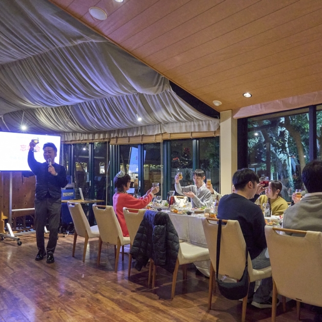 宗像市のお隣、岡垣町の「ぶどうの樹」森のレストランで開催された株式会社くりえいと合同忘年会の乾杯シーン