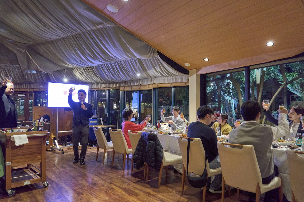 宗像市のお隣、岡垣町の「ぶどうの樹」森のレストランで開催された株式会社くりえいと合同忘年会の乾杯シーン