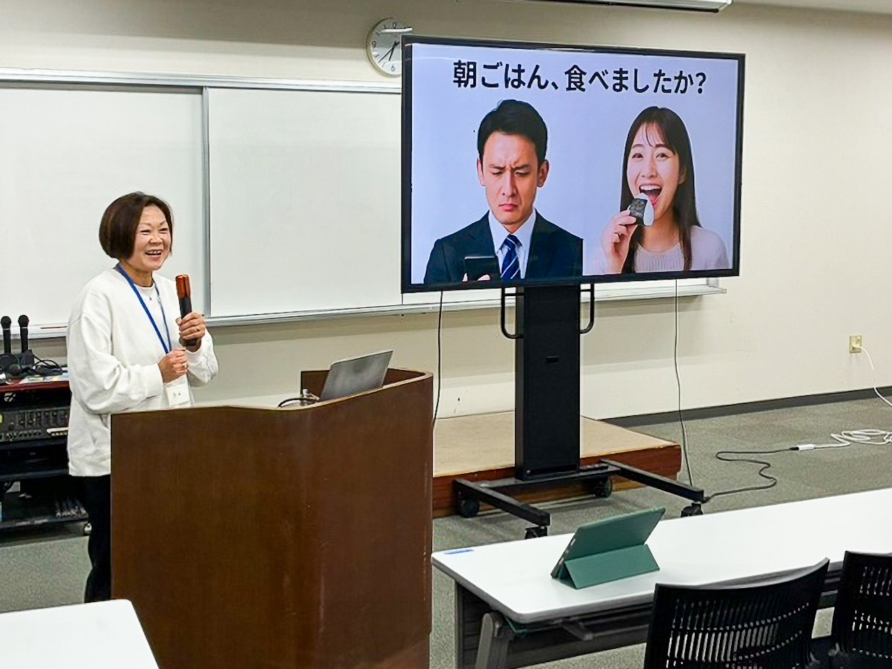 参加者が“朝ごはんに特化したキッチンカー”のアイデアについてプレゼンしている場面