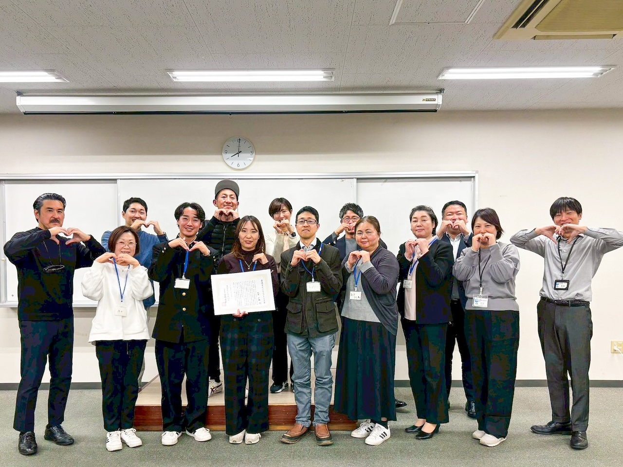 起業家育成プログラム終了後、参加者と運営スタッフが笑顔で集合写真を撮影している様子