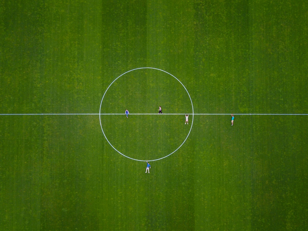 ピッチ全体を見るフットボール（フリー素材）