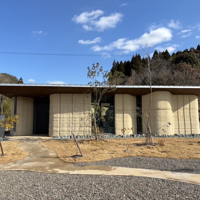 積層された壁が生む、土壁のような質感と表情