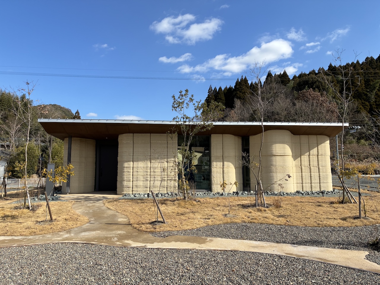 積層された壁が生む、土壁のような質感と表情