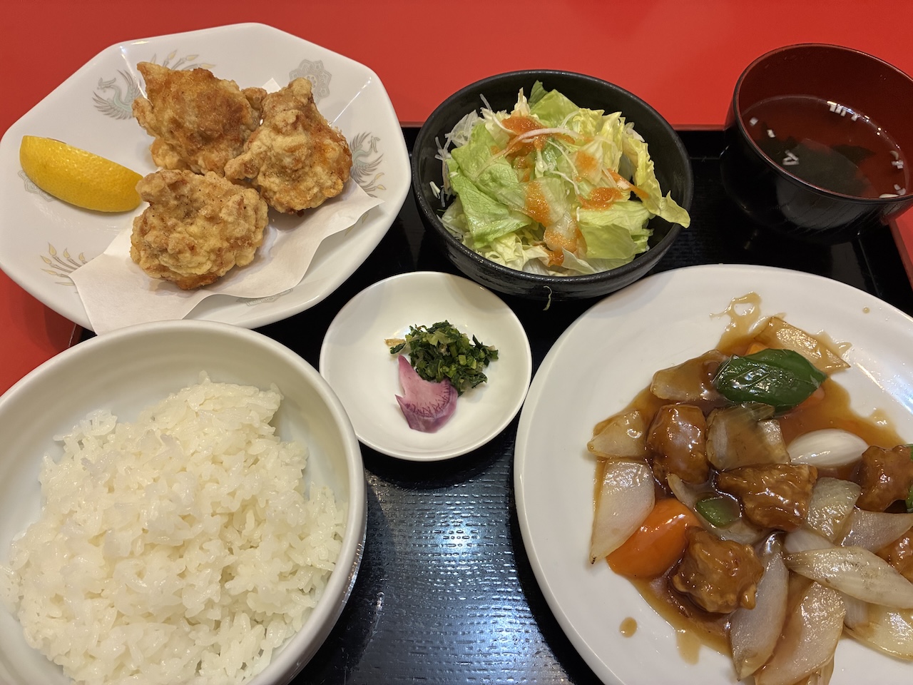 温泉プラザ山鹿にある華北飯店の酢豚セットと唐揚げが並ぶランチ