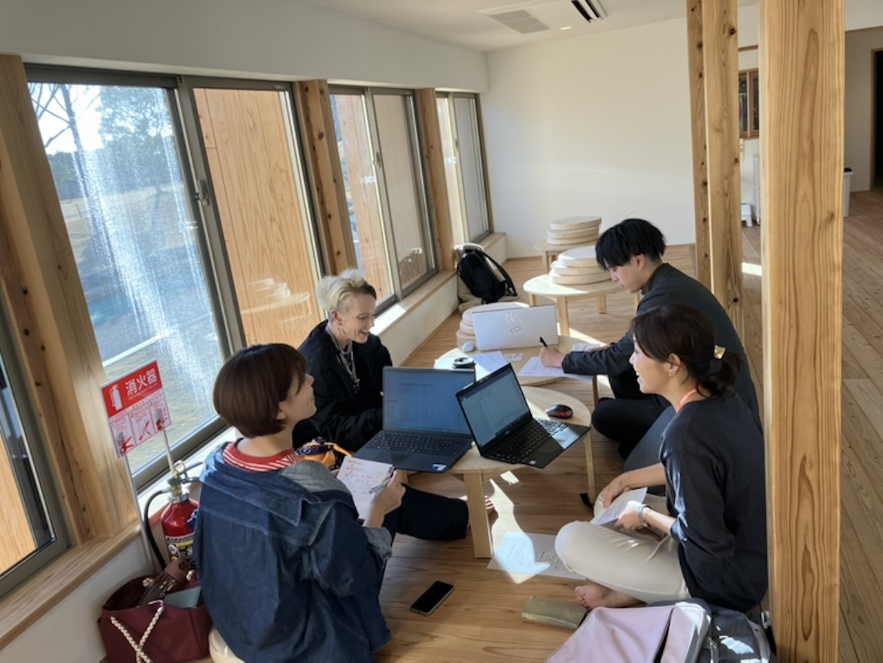 宗像市全天候型こども広場Mu-Moにてノートパソコンを囲み打ち合わせを行うメンバーの様子