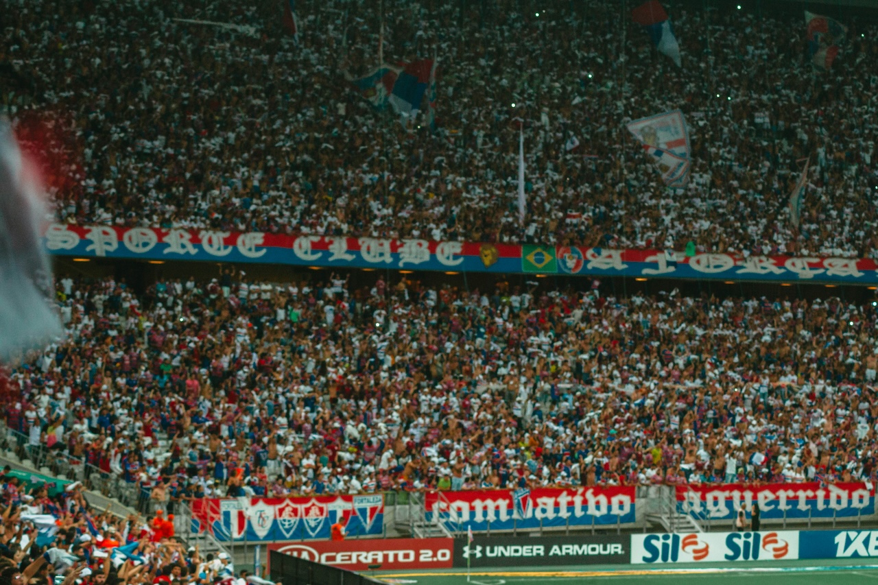 スタジアムで白いハンカチを振り抗議するサポーターのイメージ