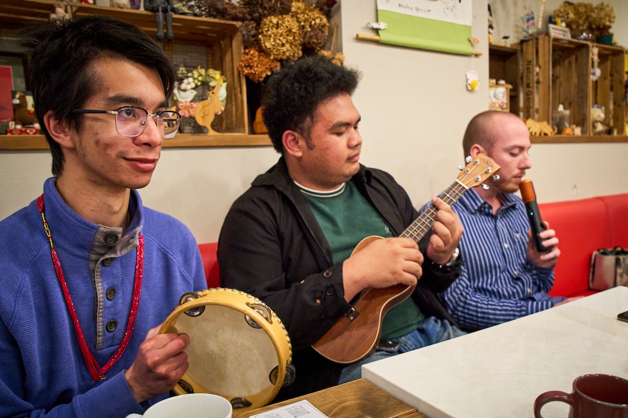 Brock’s one night Bar 即席のアコースティック演奏。ギターと打楽器で始まる交流の時間