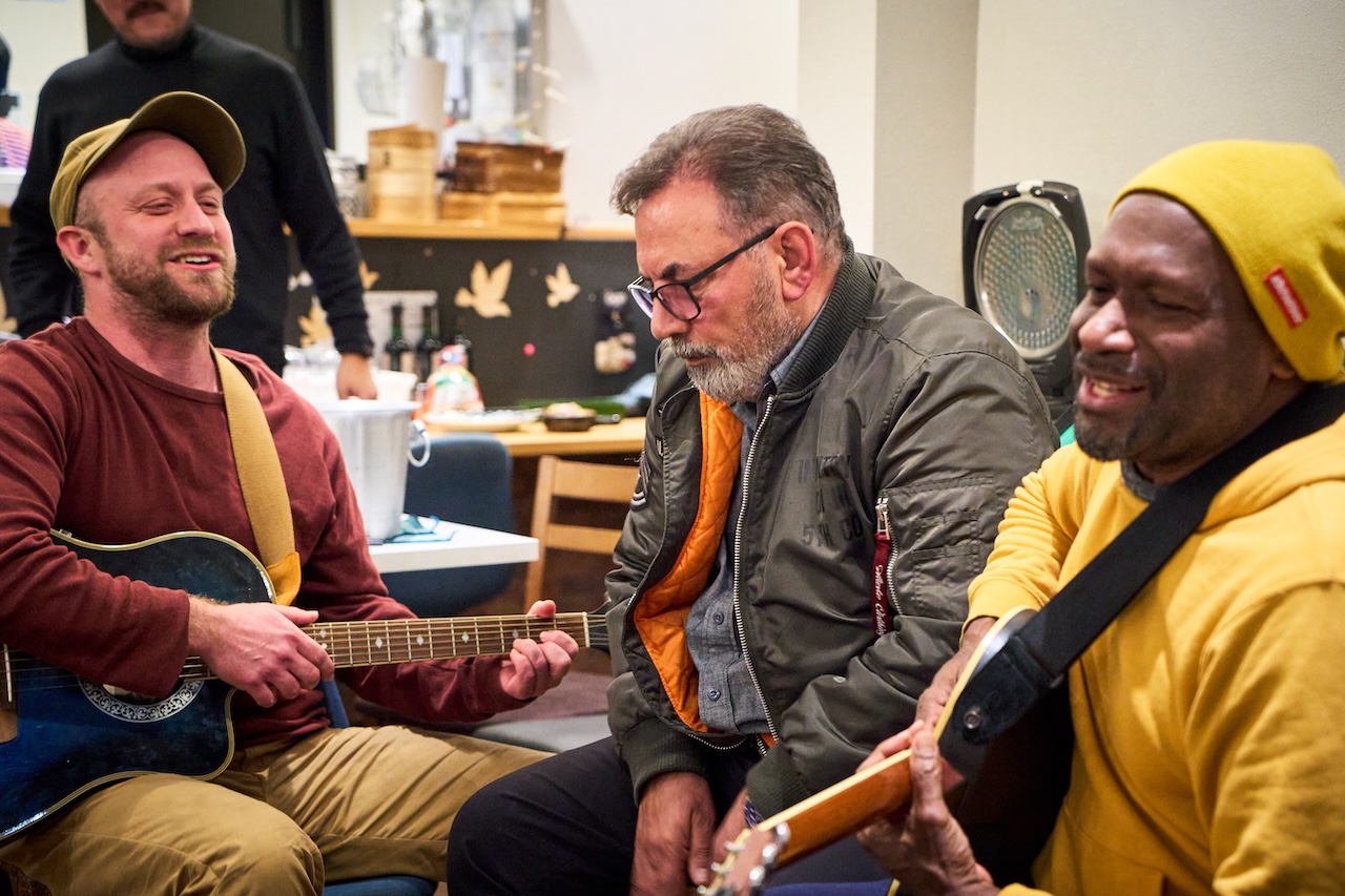 宗像が誇る海外ミュージック隊。左からガイ、ジャフ、グレッグ（Brock’s one night Bar）