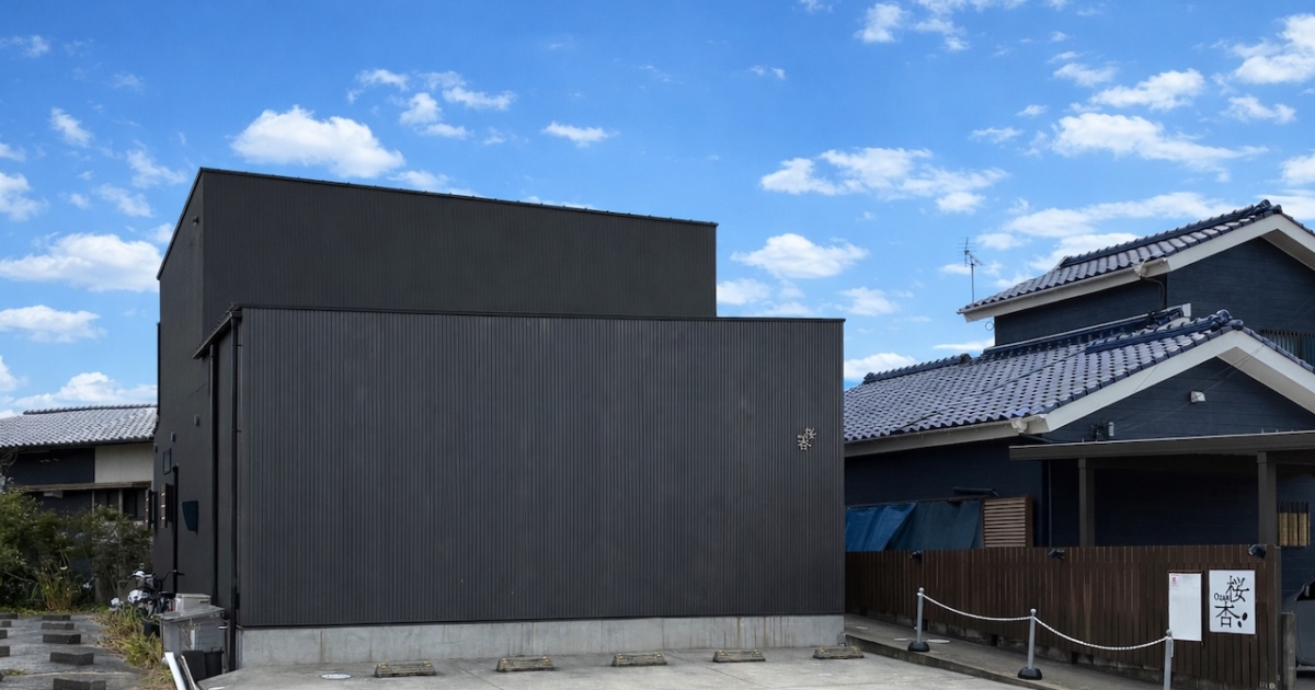 福岡県宗像市東郷5丁目。旧3号線沿いに建つ店舗付住居の外観
