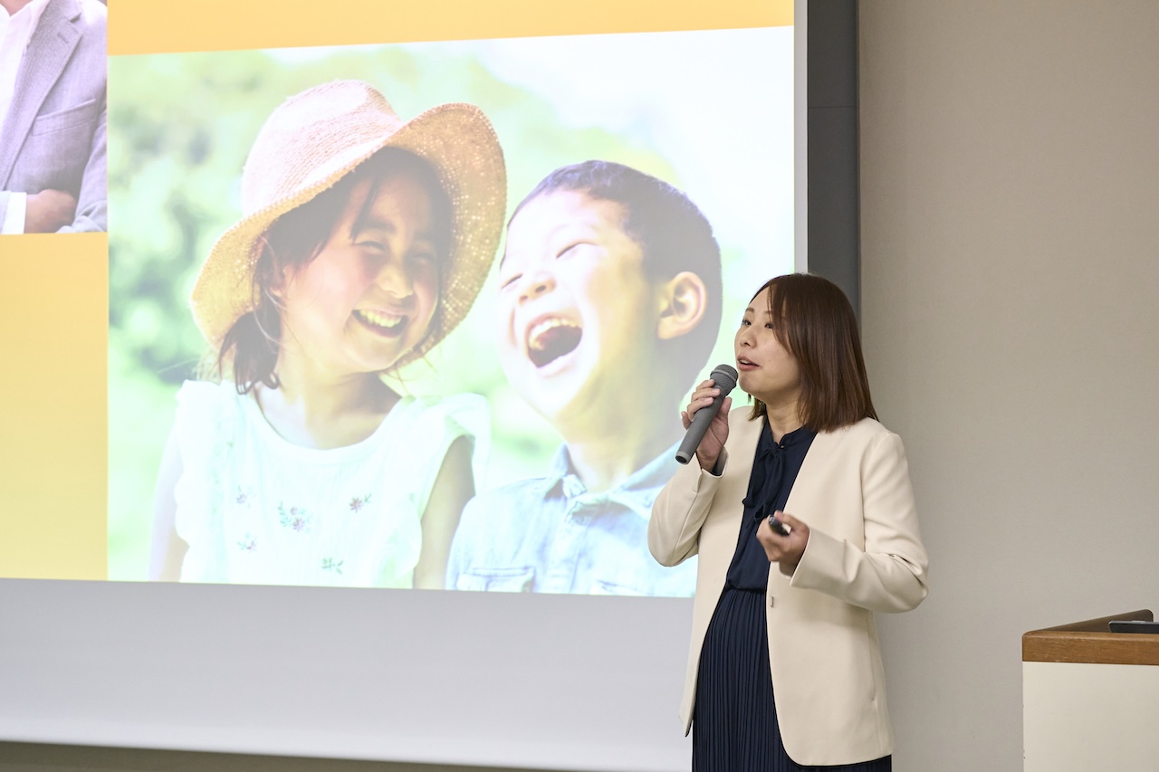会場で地域密着SNS広報室の構想をプレゼンする阿部沙織さん