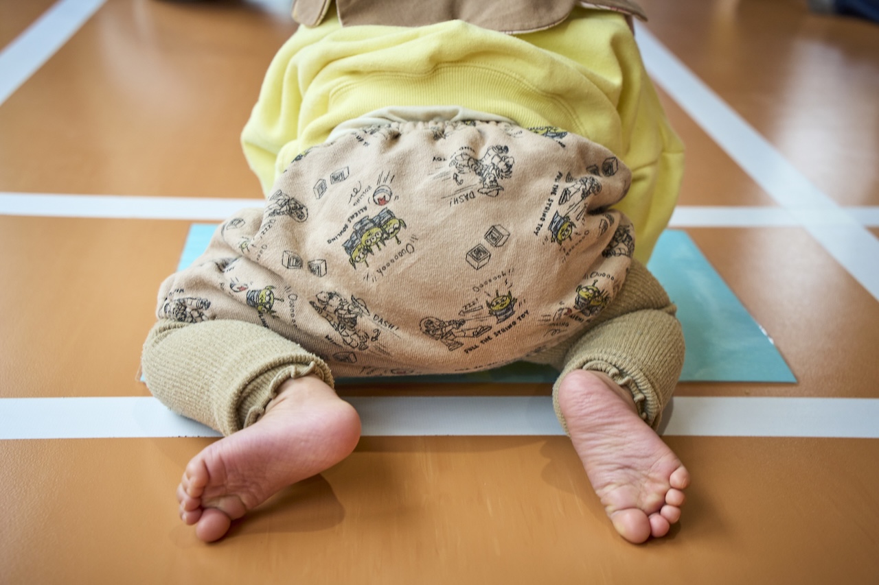 ハイハイする赤ちゃんの後ろ姿をクローズアップした一枚