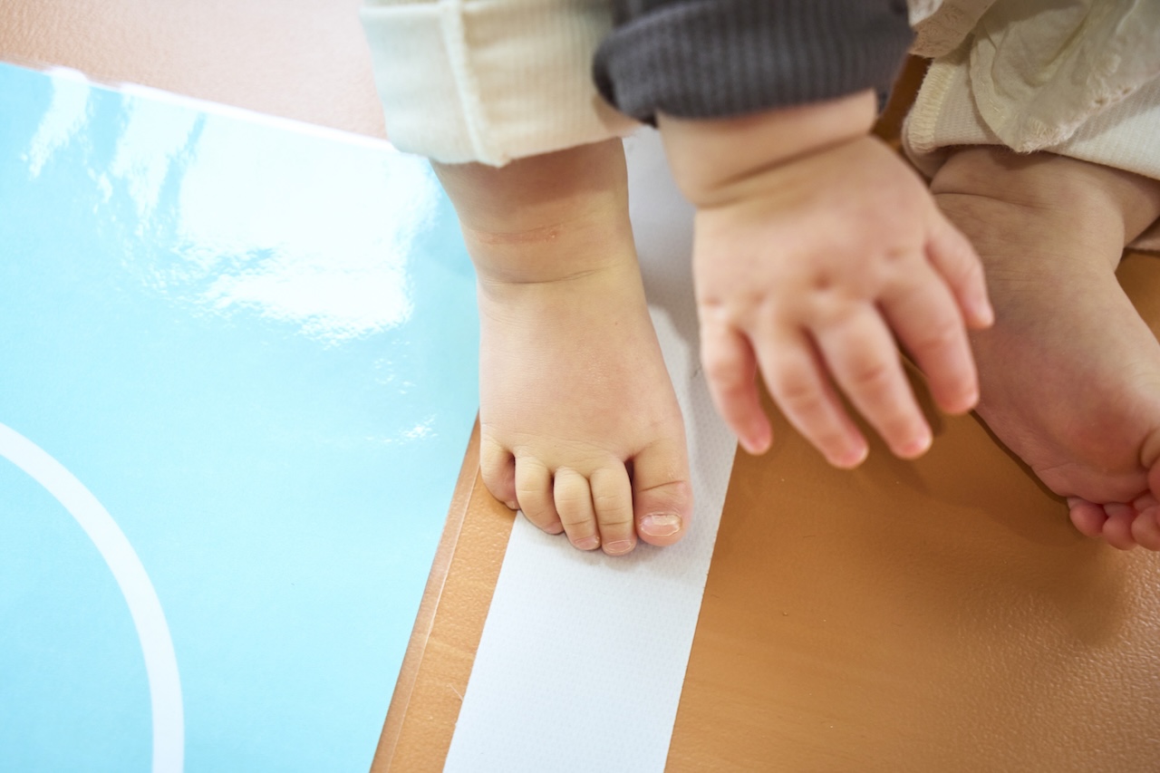 赤ちゃんのぷくぷくした足と手を切り取ったやわらかな写真