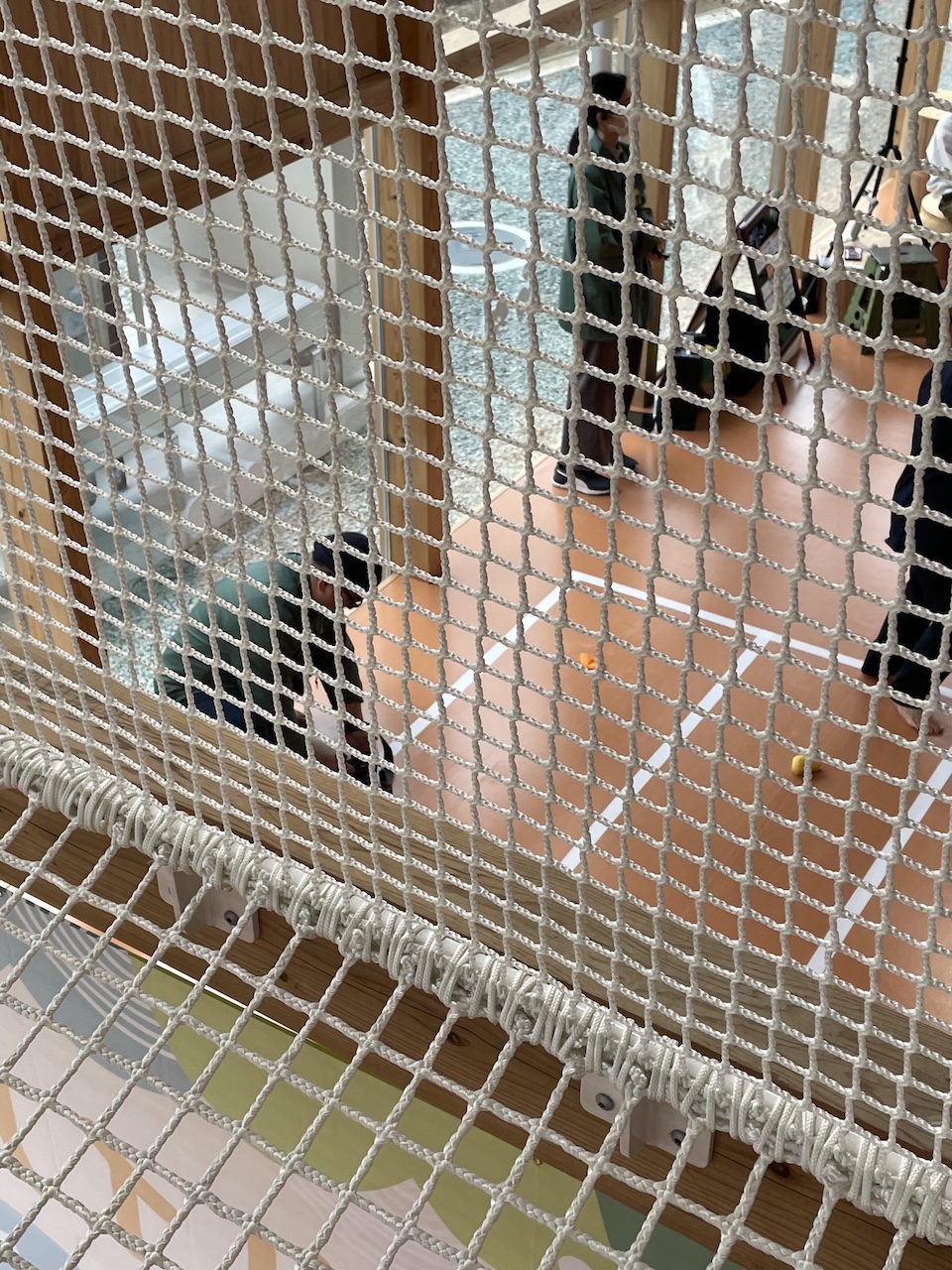 上段ネット越しに会場全体を見下ろす撮影ポジションからの風景