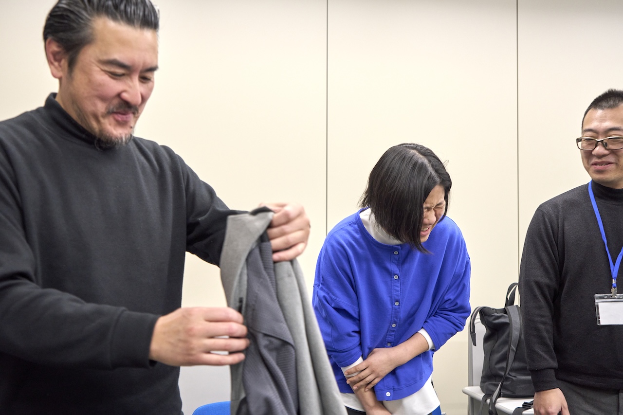 結果発表前に、急きょ借りた短いジャケットを手にする様子