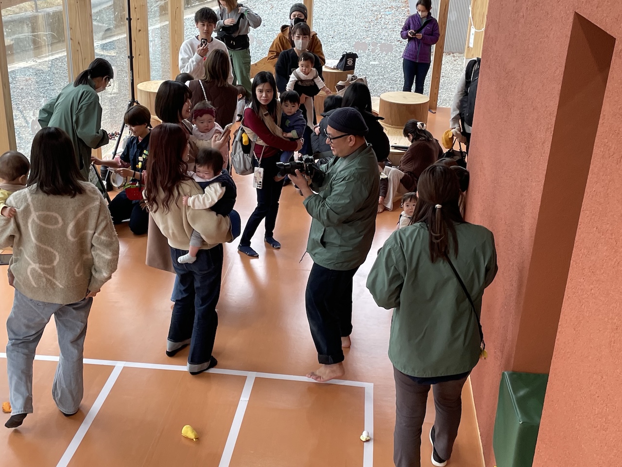 レースの合間に会場内で親子が思い思いに過ごしている様子