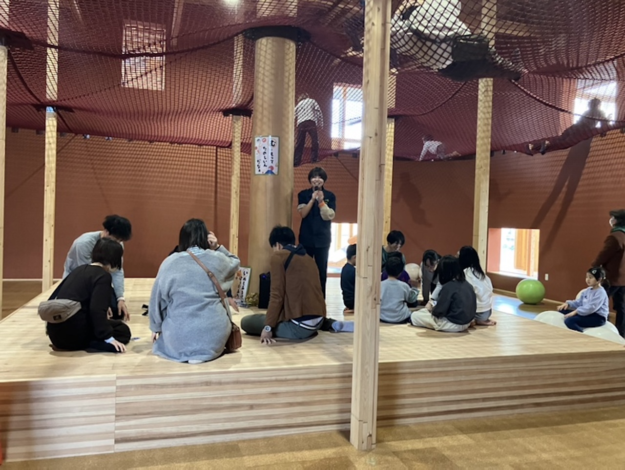 Mu-Moで行われたカルタ大会で司会を務める長谷川さん