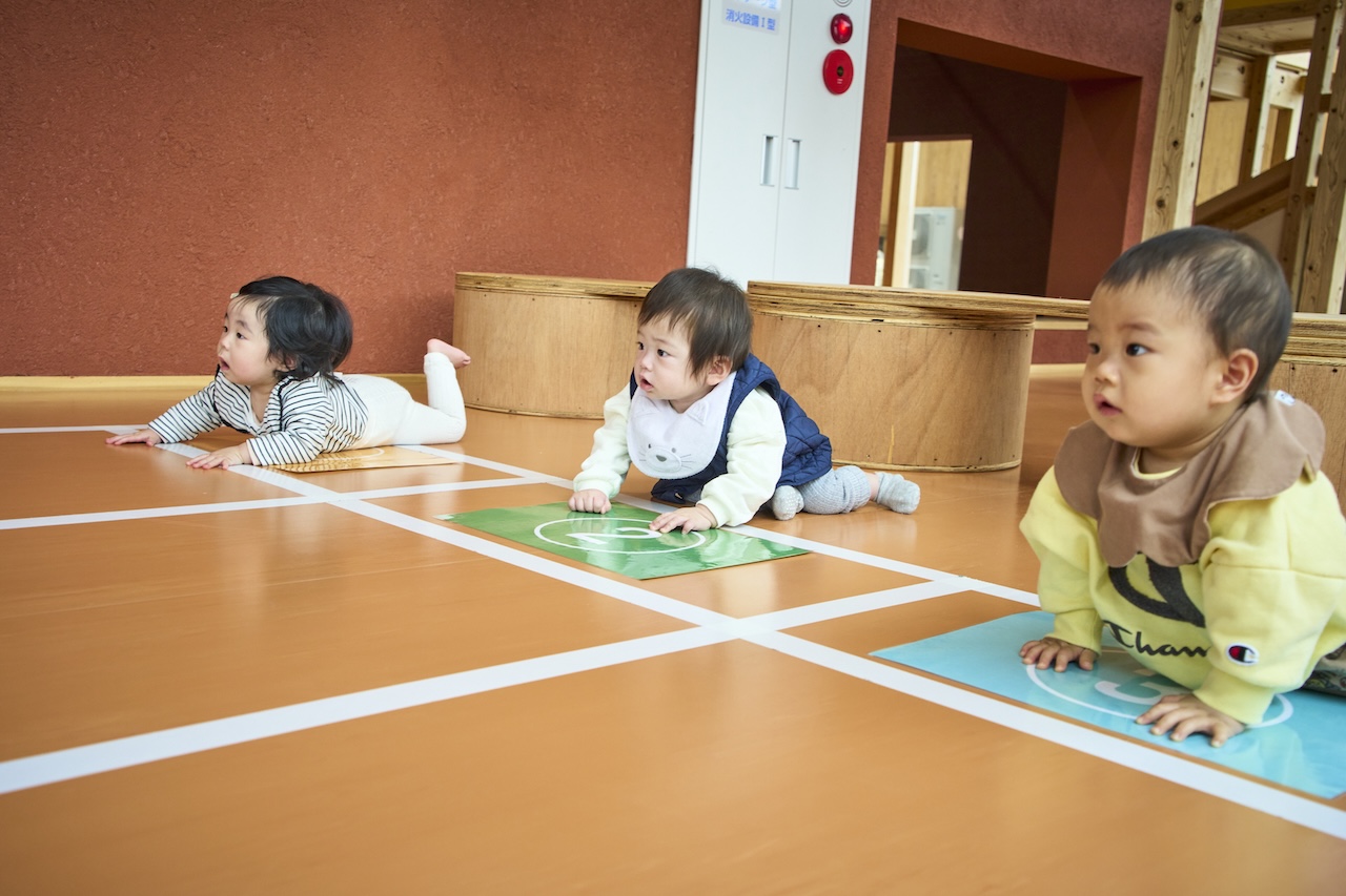 スタート位置で止まりながらも愛らしい姿を見せる赤ちゃん