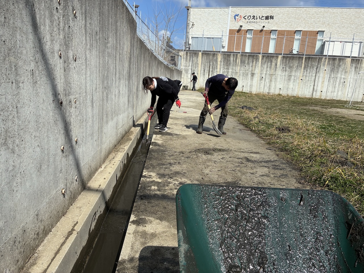 宗像市内で側溝の清掃作業を行うスタッフたち。地域の現場に入り込み、地道な仕事にも取り組む様子