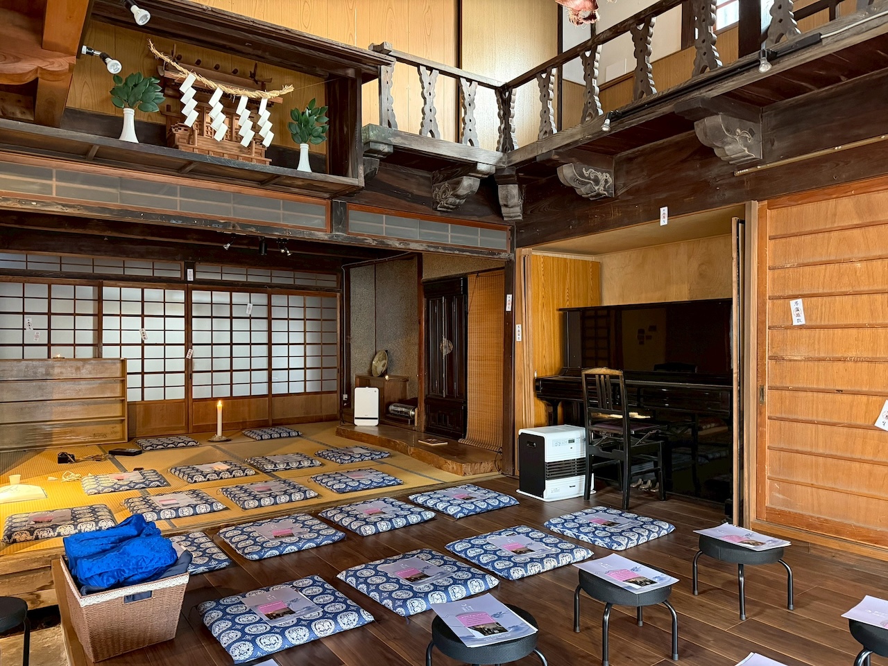 築約130年の古民家・橋口屋の会場内に座布団と椅子が整えられた開演前の様子