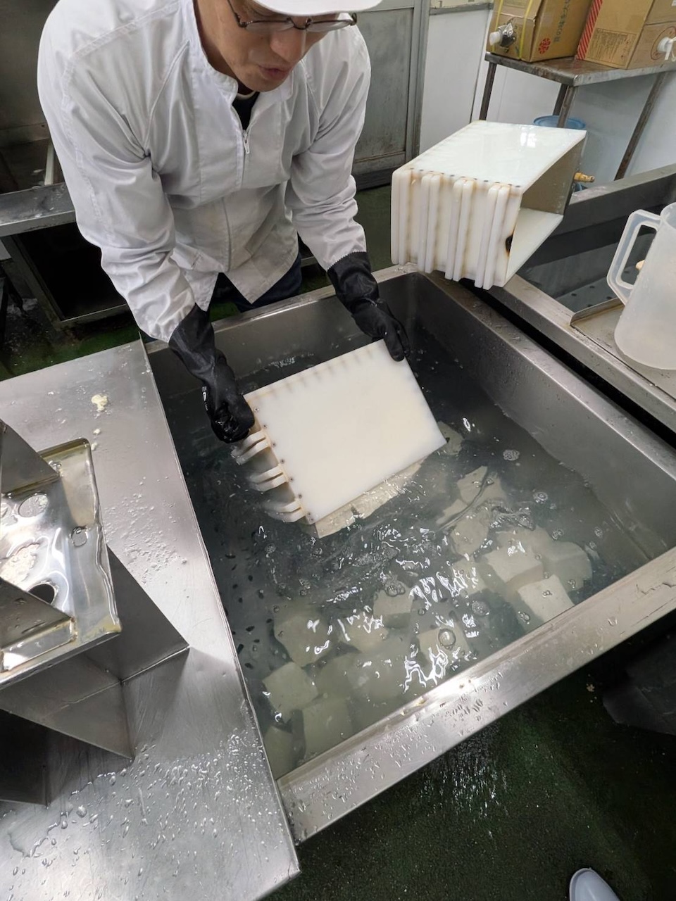 型から外した豆腐をすぐさま冷水へ