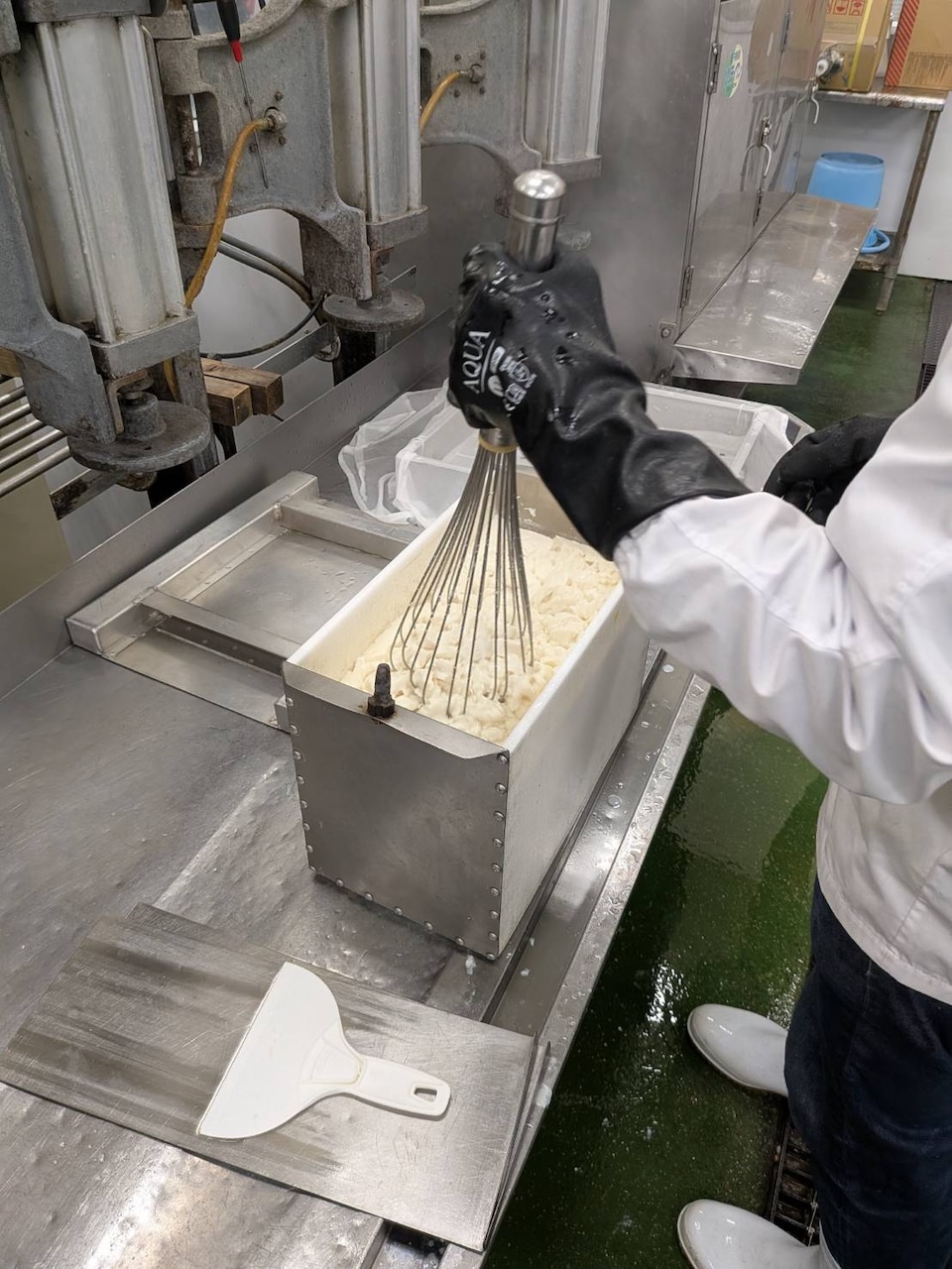 寄せた豆腐をあえて崩すことで、余分な水分を抜く準備