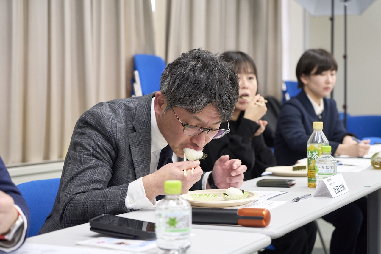 審査員として会場で試食しながら審査する吉田好輝氏