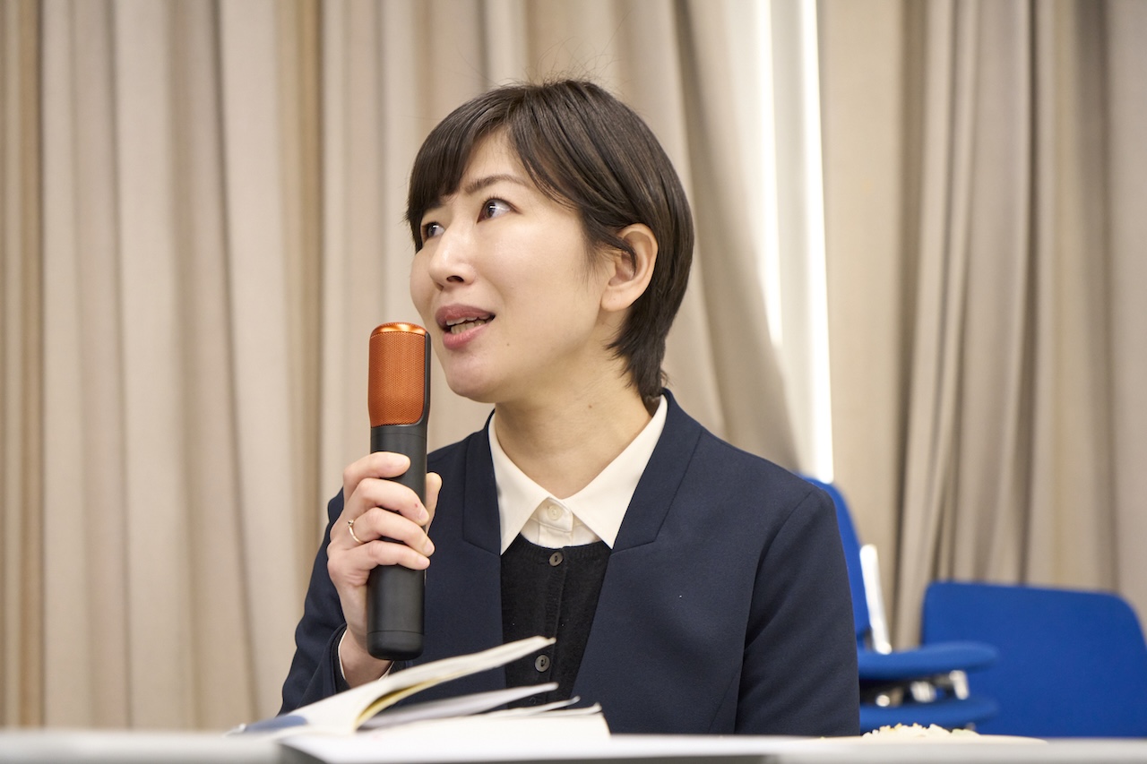 審査員として登壇し、マイクを持ってコメントする籾井麻里氏