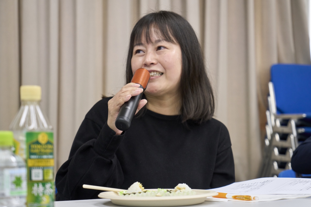 審査員として登壇し、マイクを持ってコメントする藤原久美子氏