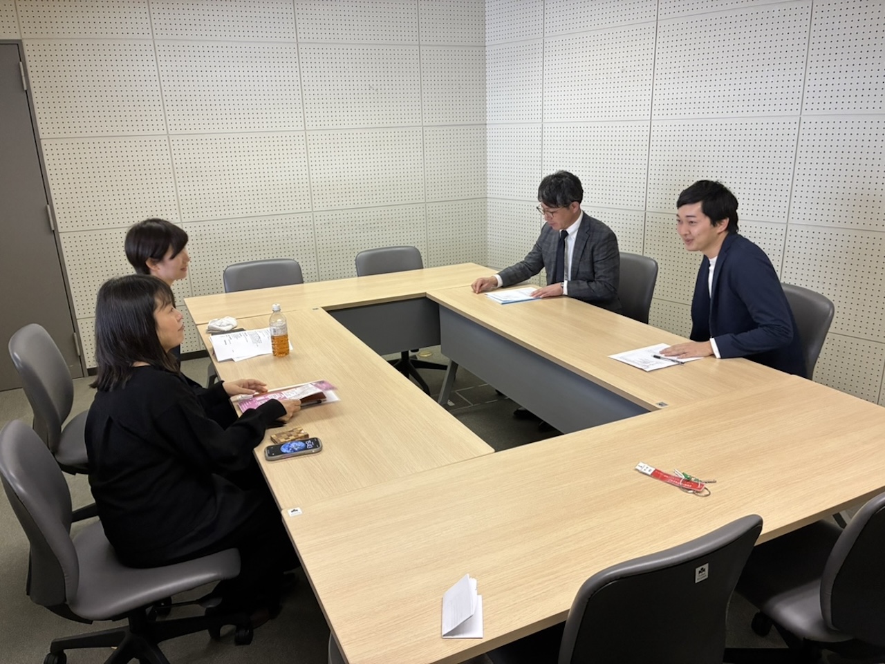 別室で真剣な表情のまま審議を続ける審査員たち