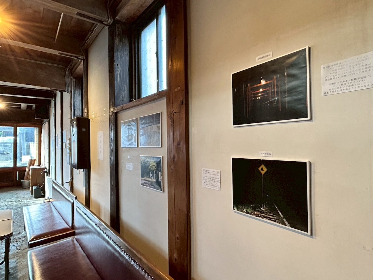 橋口屋の館内に展示された心霊写真展の作品を来場者が見て回る様子