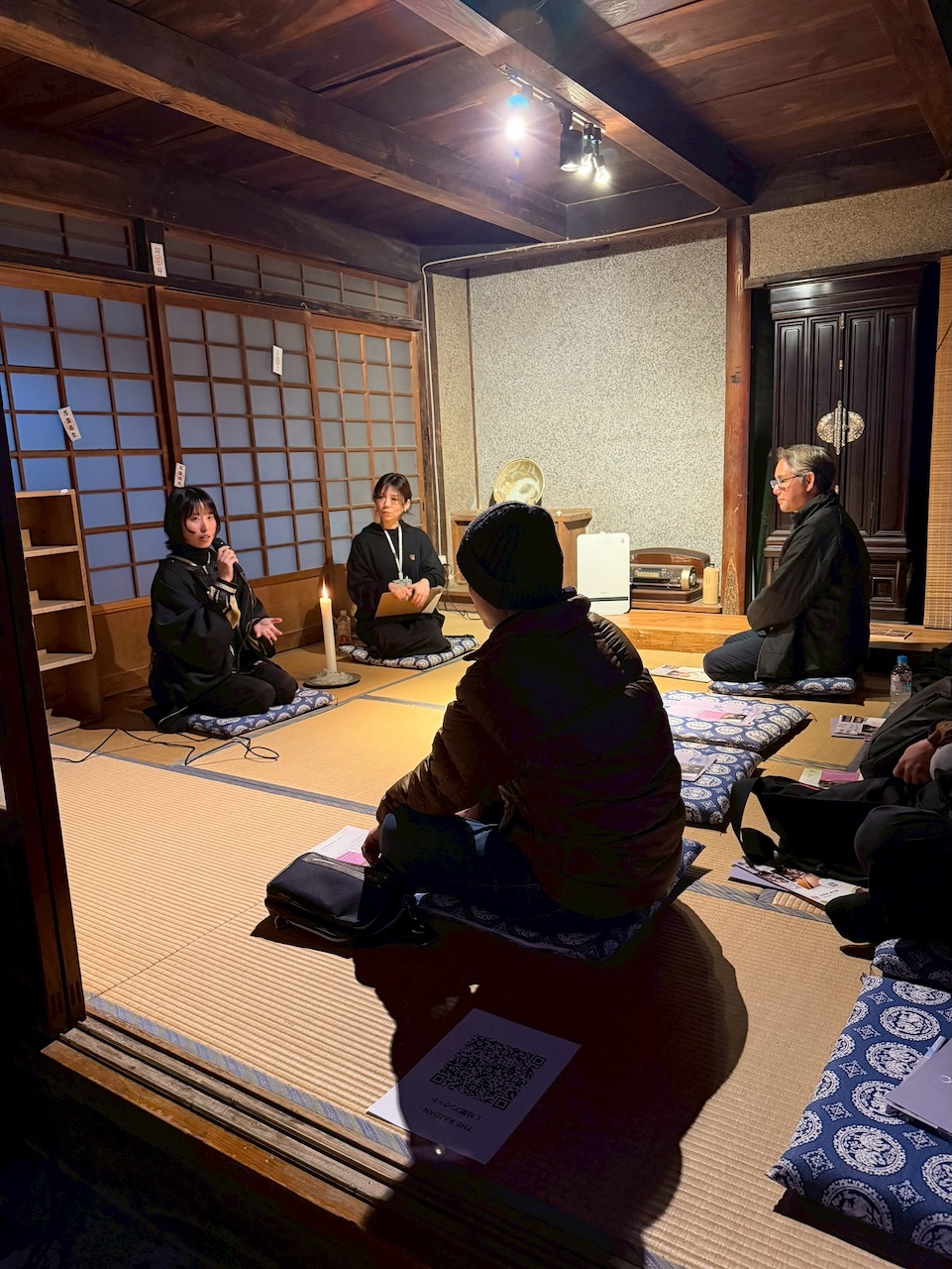 畳の上に座った語り手二人が来場者に向けて怪談を語る『THE KAIDAN3』の様子