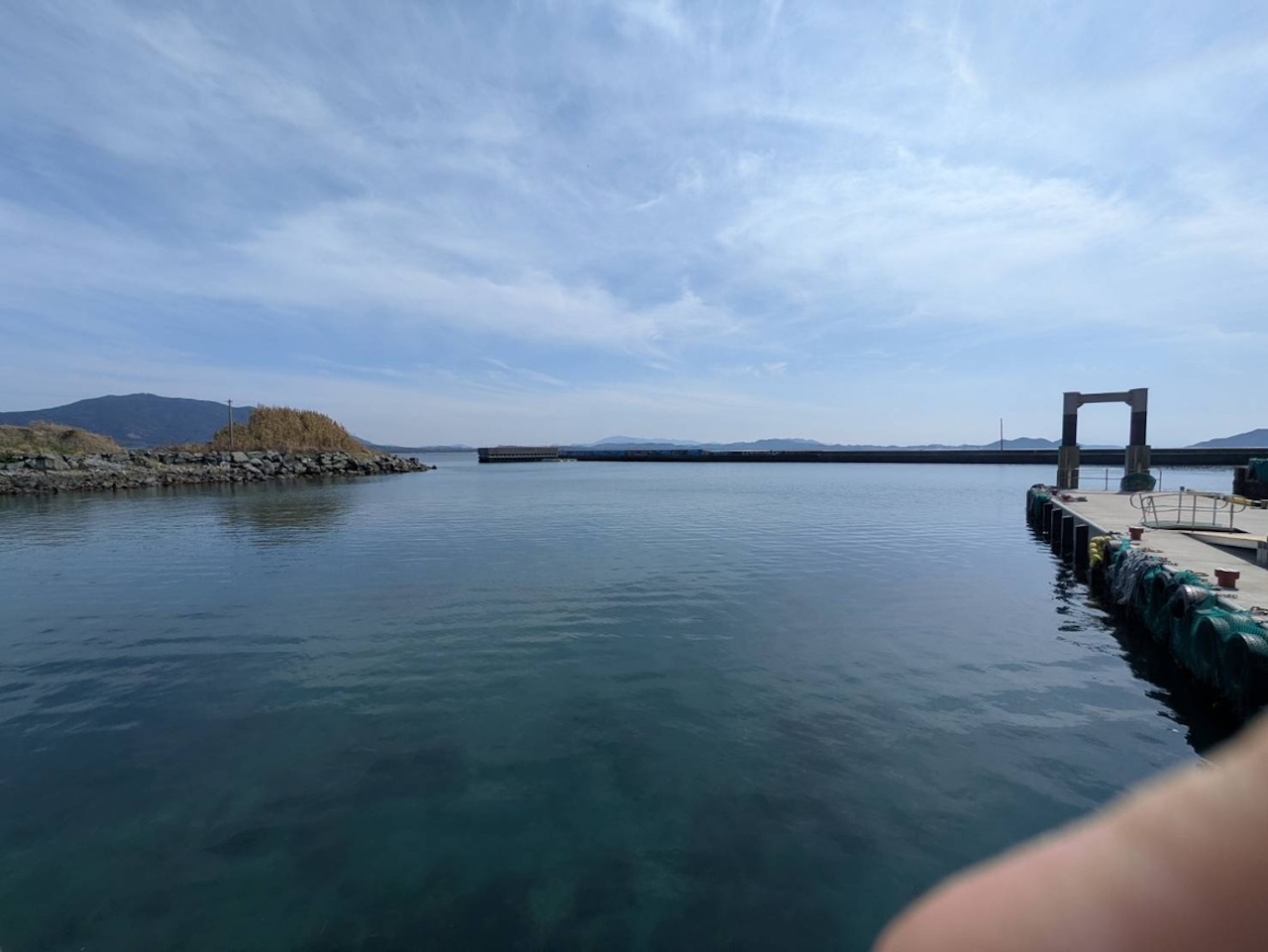 地島の港で桟橋から見渡す、波の静かな春の海景