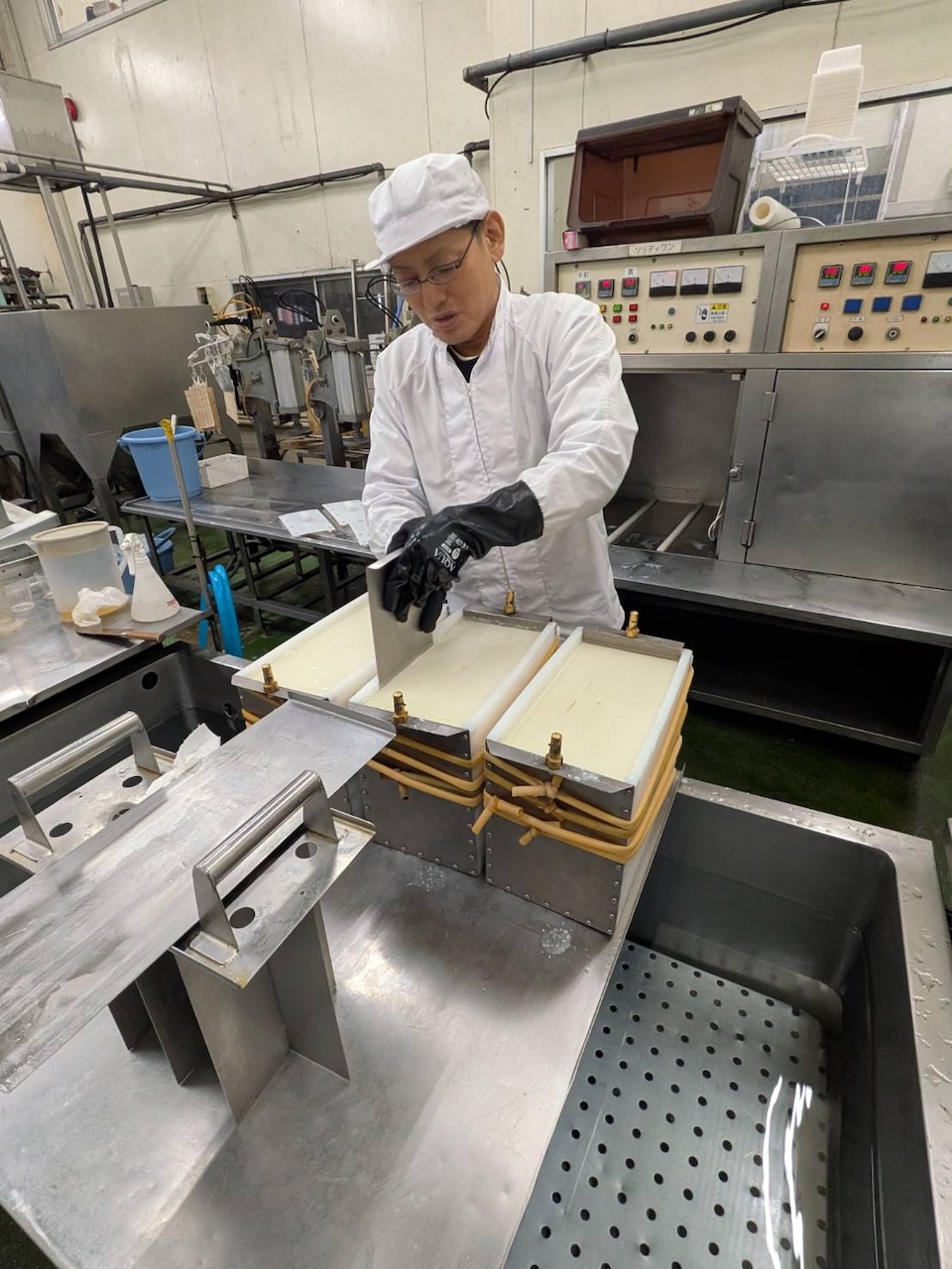 滑らかな表面を傷つけない熟練の技です