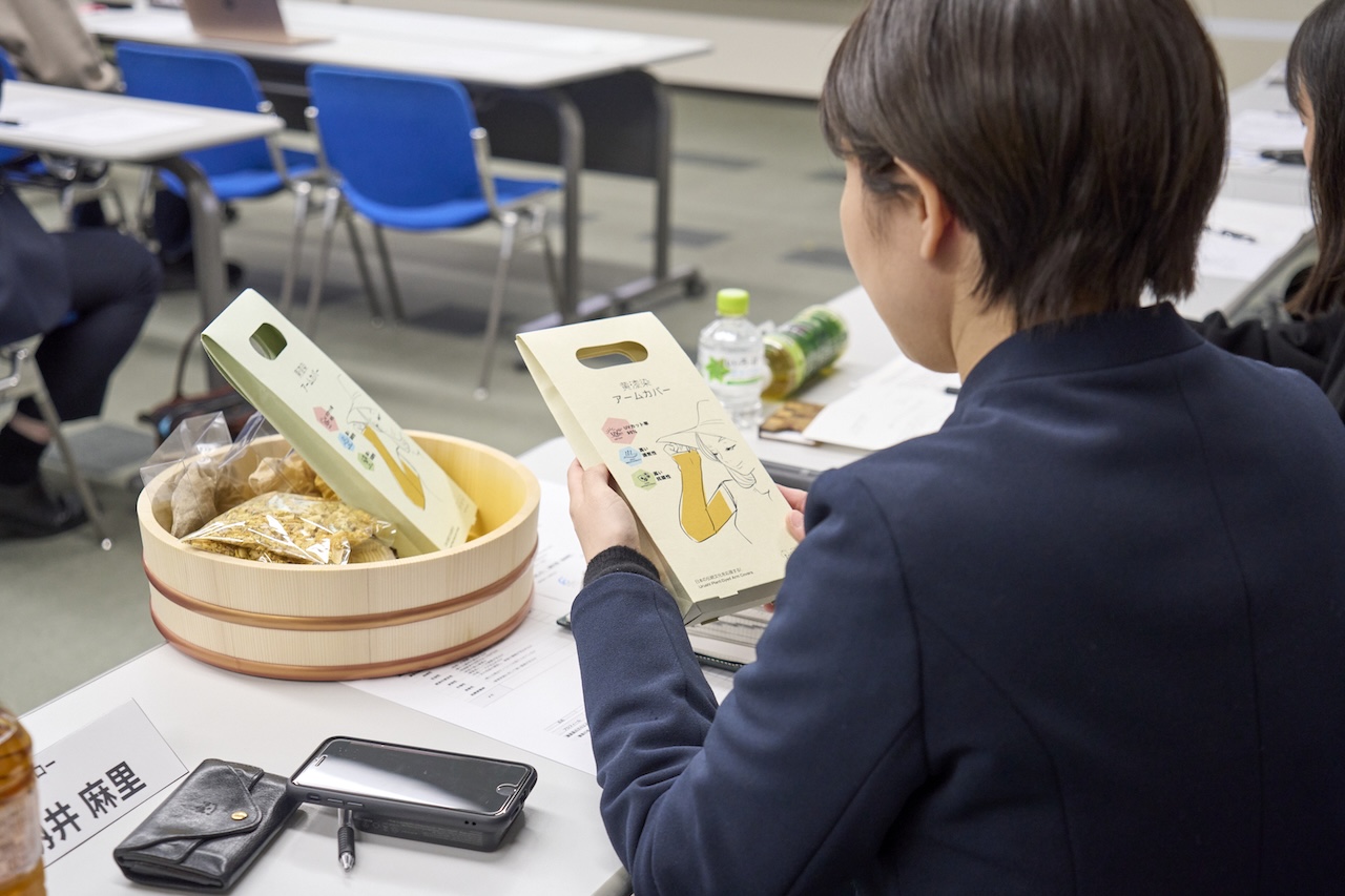 会場でマイクを持ち、漆の事業についてプレゼンする三木博文さん